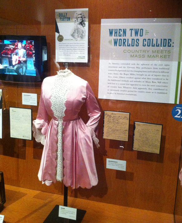 Country Music Hall of Fame - Papprena till höger är original papprena Dolly skrev låten Jolene på!